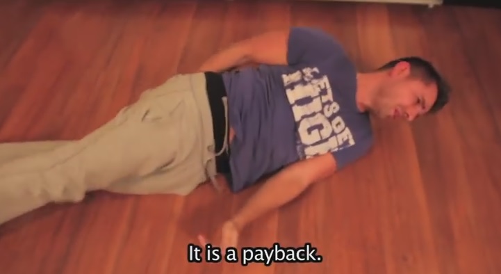 La fidanzata gli fa uno scherzo davvero piccante, il video è virale