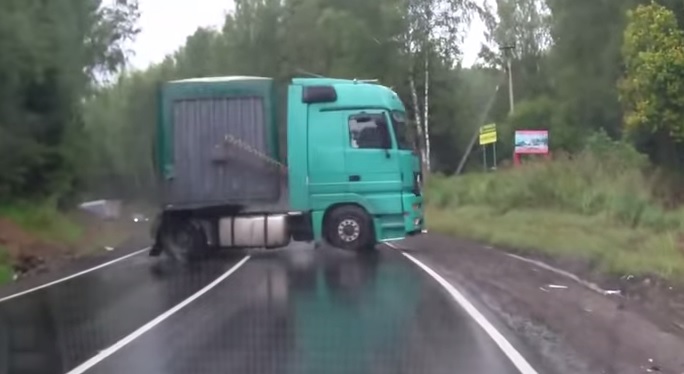 Tir sbanda, finisce su corsia opposta e sfiora auto – Video