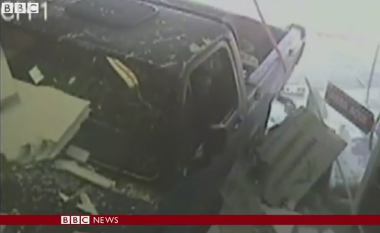 Brasile, auto irrompe in un ufficio e lo devasta – Video