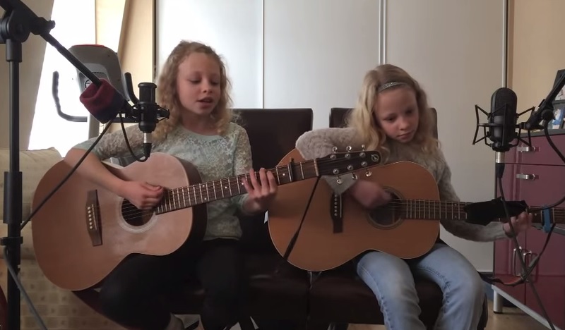 Abby e Sarah, le gemelline conquistano il web con il loro duetto