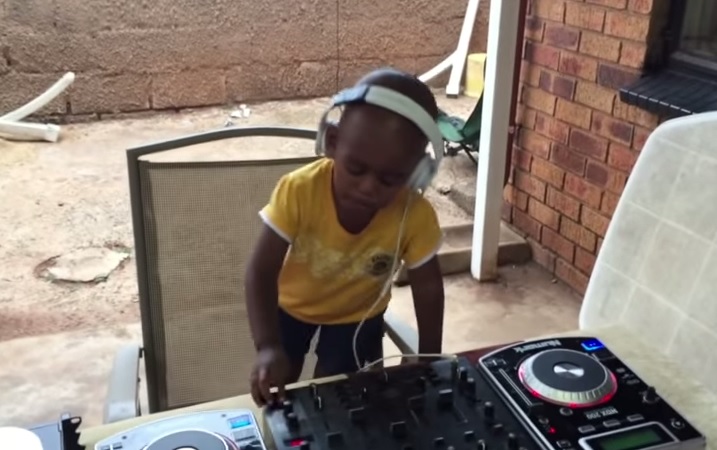 Tutti pazzi per Arch Jnr, il baby dj ha 2 anni – Video