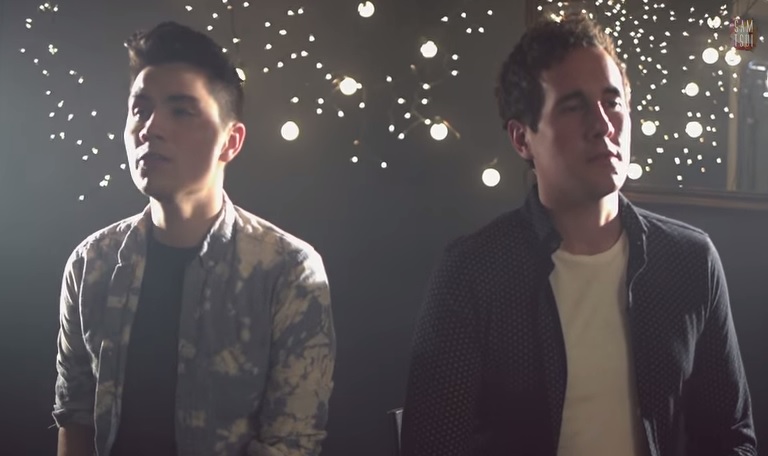 Cantano 2 brani diversi contemporaneamente, il risultato è sorprendente