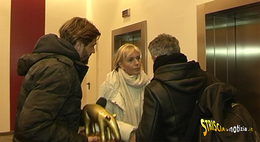 Tapiro d’oro, la Spaak si infuria e il marito rompe la telecamera – Video