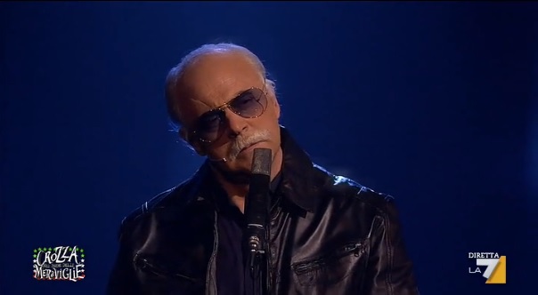 Crozza imita Gino Paoli e canta “Maledetta Svizzera” – Video