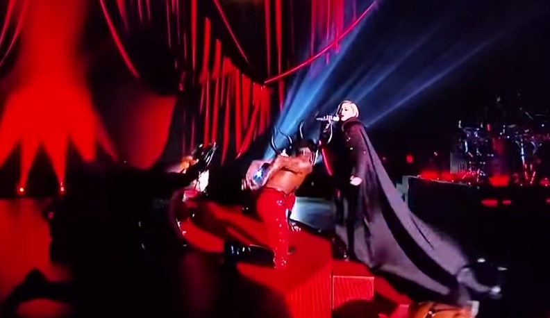 Madonna cade dal palco ai Brit Awards 2015 – Video