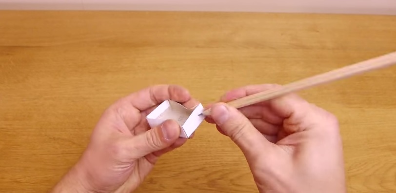 Inizia bucando una scatola con una matita, il risultato finale è sorprendente