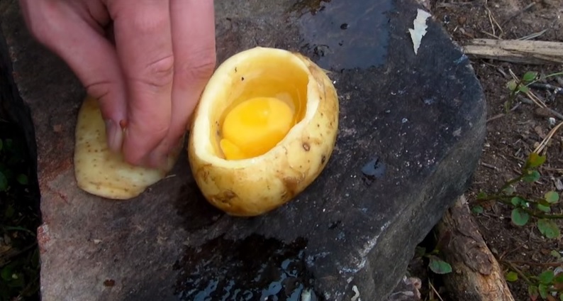 Rompe un uovo dentro una patata, ecco cosa accade – Video