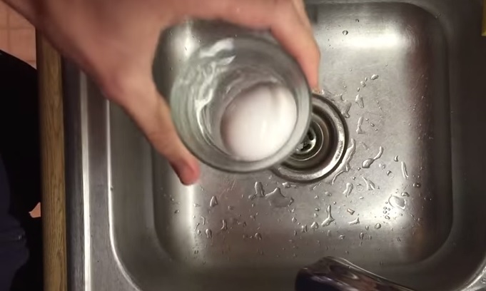 Come sgusciare un uovo sodo in pochi secondi – Video