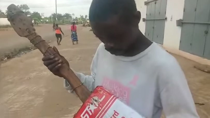 Una chitarra di latta e la musica nel sangue, ecco il Bob Marley della Liberia