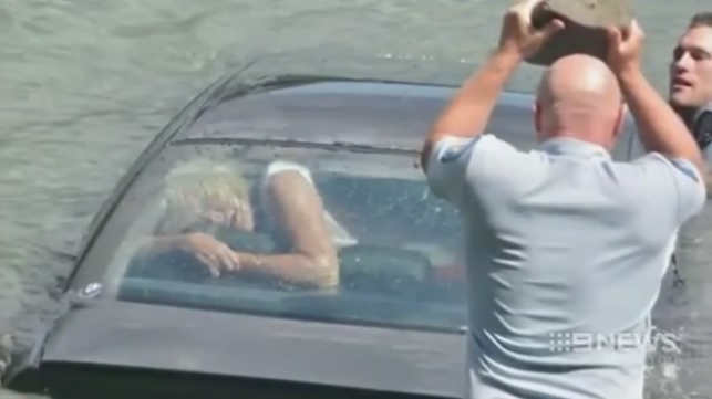 Intrappolata in auto che sta affondando, salvata in extremis