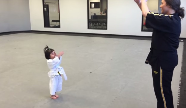 La bimba di 3 anni alla sua prima lezione di taekwondo – Video