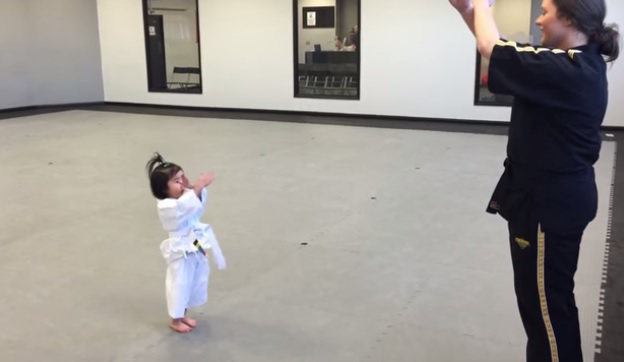 La bimba di 3 anni alla sua prima lezione di taekwondo – Video