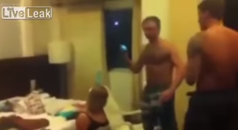 Lei ha bottiglia sulla testa, lui tenta di romperla con un calcio