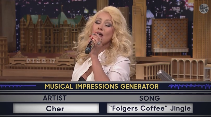 Christina Aguilera che imita Britney Spears, Cher e Shakira – Video