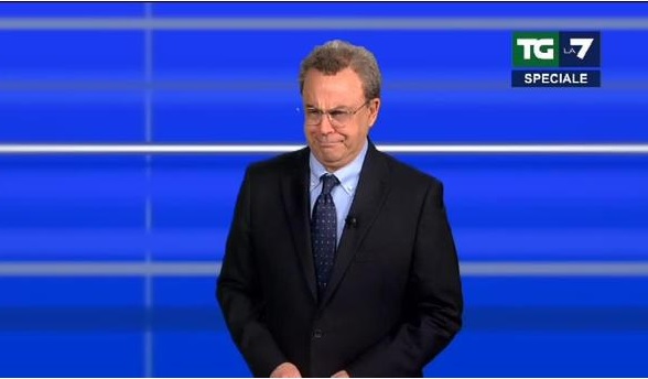 Crozza legge il Tg di Mentana, ecco la nuova imitazione – Video