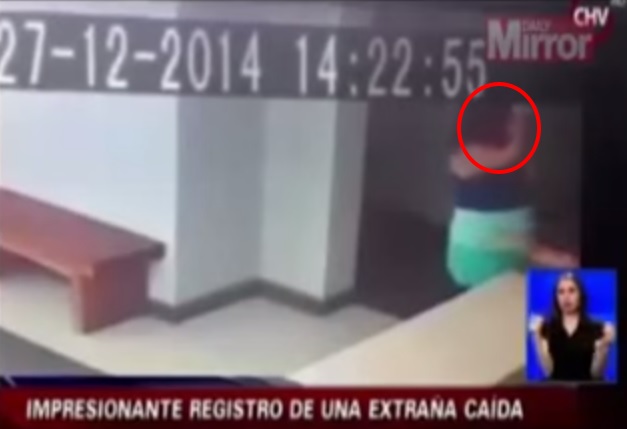 Donna aggredita alla reception da un fantasma, il video è virale