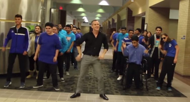 “Fuori dalle aule”, nei corridoi di questo liceo si balla a ritmo di funky