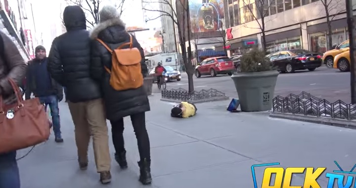 Questo ragazzino sta per congelare e nessuno si ferma, il finale è sorprendente