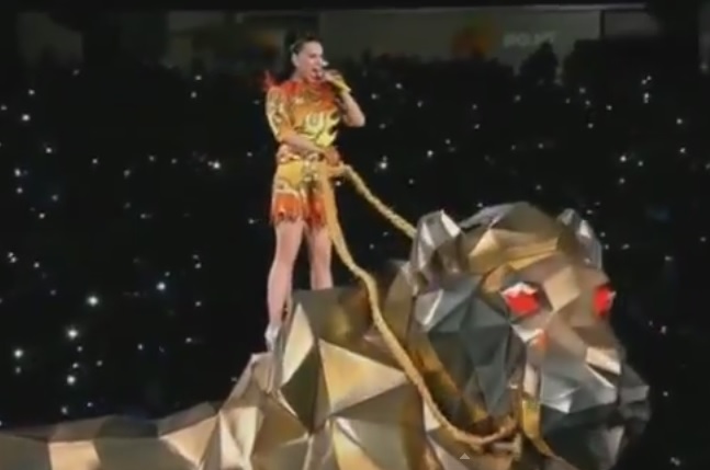 Katy Perry accende il Super Bowl con uno show di 12 minuti – Video