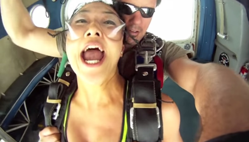 Sfiorata collisione in volo tra due paracadutisti e un aereo – Video