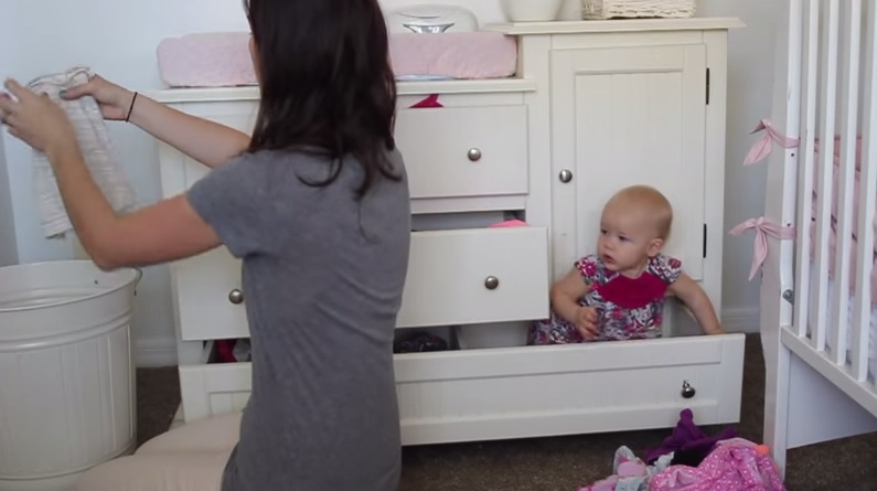 Bambini e faccende domestiche, un connubio impossibile – Video