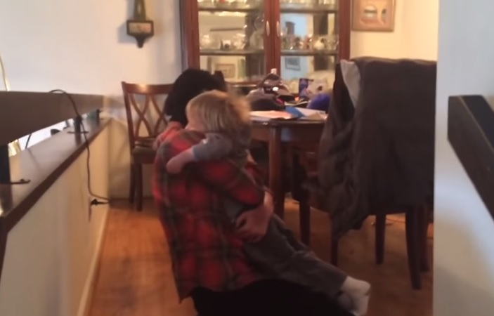 Torna a casa dopo 3 settimane di chemio, la reazione del figlio è virale
