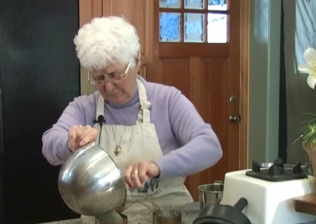 Nonna Aurora fenomeno del web: “Cucino con la marijuana” – Video