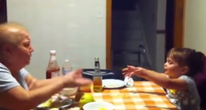 La discussione in siciliano tra bisnonna e nipote – Video