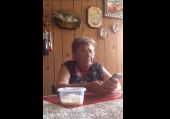 Nonna vs Siri: “Che ore sono in Italia?” – Video