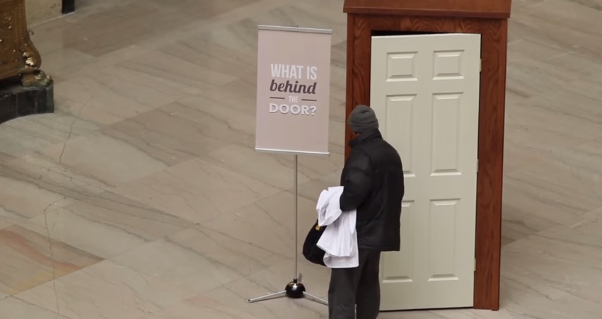 “Cosa c’è dietro la porta?”, la sorpresa è stupefacente – Video