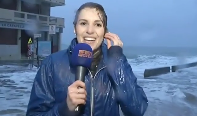 Presentatrice travolta dall’onda in diretta tv – Video