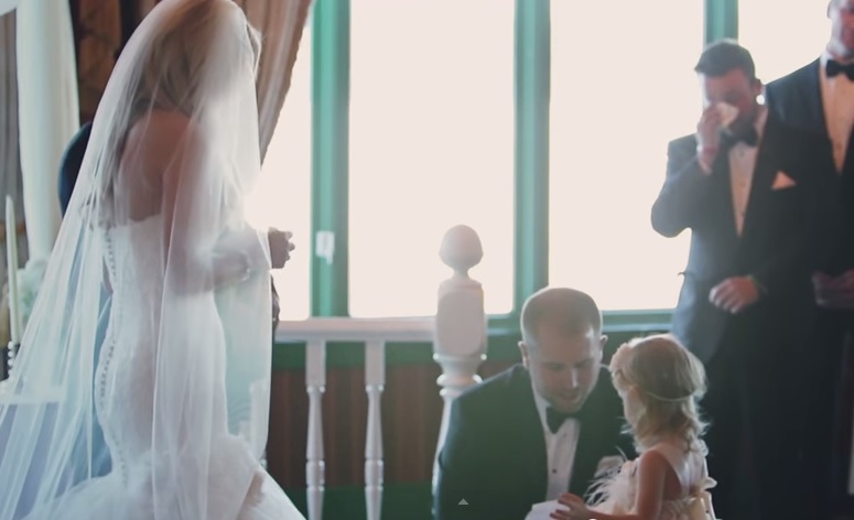 Promette amore eterno alla moglie e alla figliastra, il video è virale