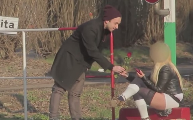 Regala rose alle prostitute per San Valentino, protettore lo minaccia – Video