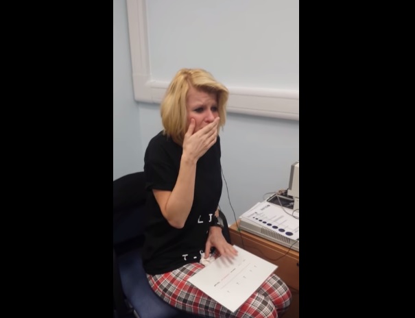 Donna sorda ascolta i suoni per la prima volta – Video