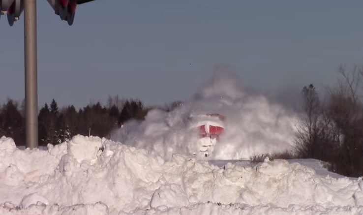 Il treno attraversa il muro di neve, il video è virale