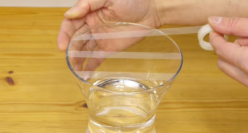 Un po’ di scotch sul bordo di un vaso e il trucco è servito – Video
