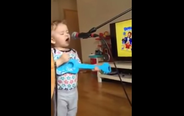 Bimba di 2 anni canta hit di Ed Sheeran e commuove il web