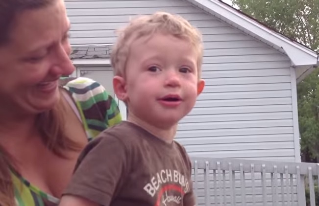 “Ecco che lavoro fa papà”, la reazione del bimbo è incredibile