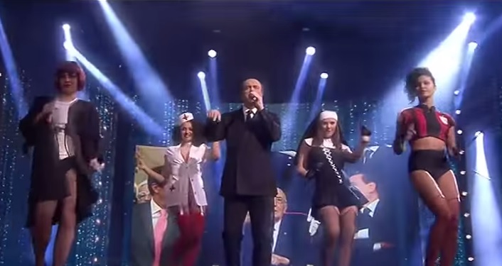Crozza-Berlusconi esulta per l’assoluzione e canta “Godo” – Video