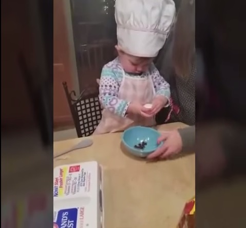 Chef a 16 mesi? Si può: questa bimba vi stupirà con un uovo