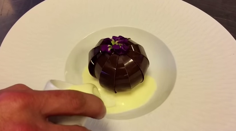 “Fiore” di cioccolato, il dessert che sboccia nel piatto – Video