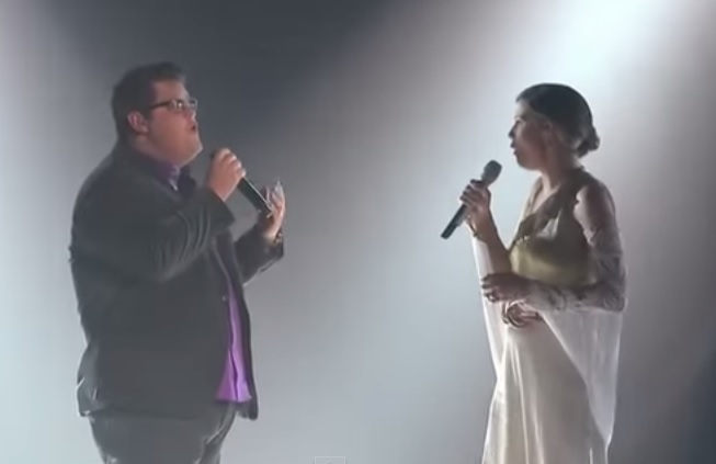 Una cantante affermata e un talento sconosciuto nel duetto da brividi