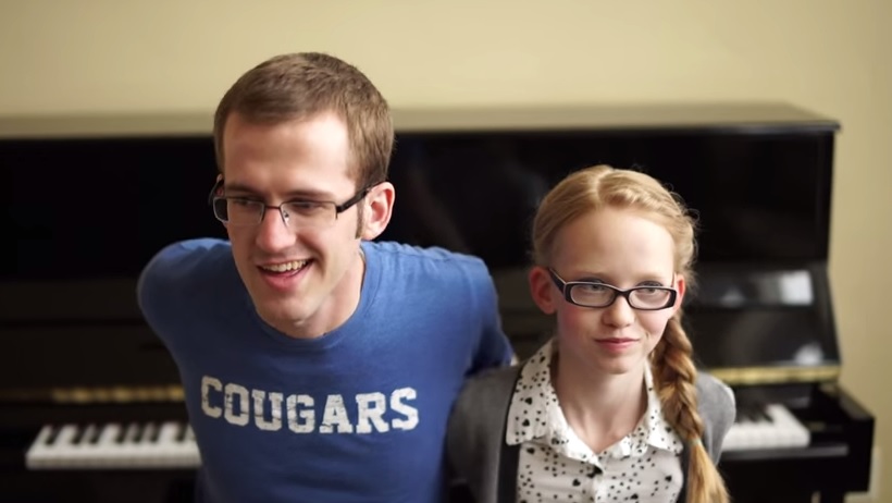 Padre e figlia si sfidano al piano sulle note di Frozen – Video