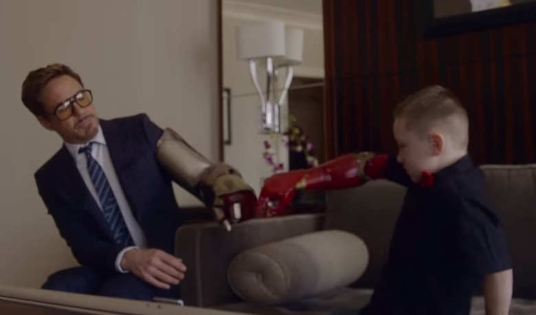 Iron Man regala al bambino disabile un braccio bionico – Video