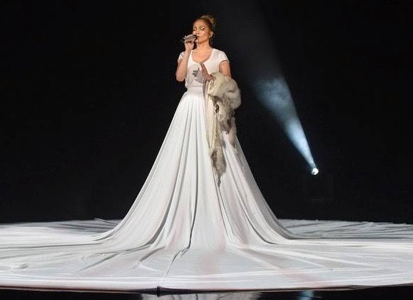 La voce di Jennifer Lopez è pazzesca, ma il suo abito ha qualcosa di magico