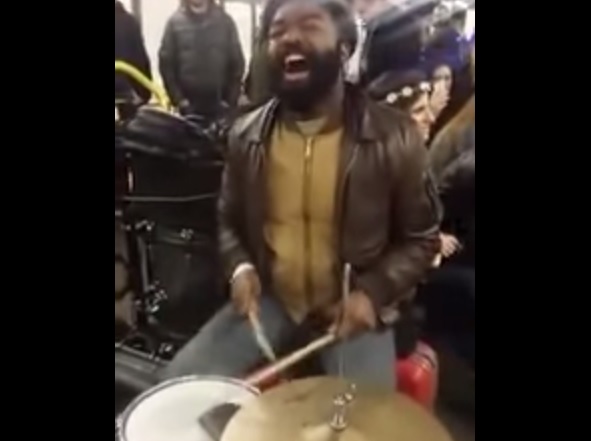 Da “America’s Got Talent” alla metro: la performance di Mr. Reed