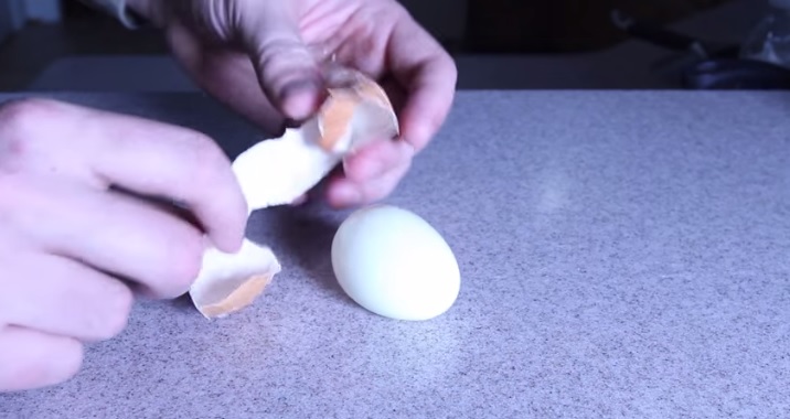 Come sgusciare un uovo in un secondo – Video