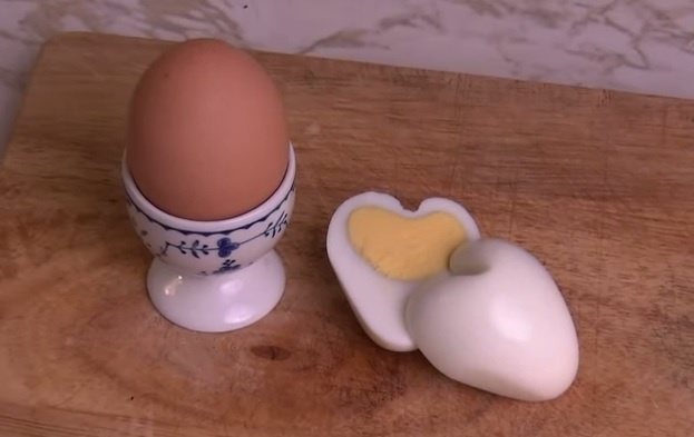 Uova sode a forma di cuore, ecco come realizzarle – Video