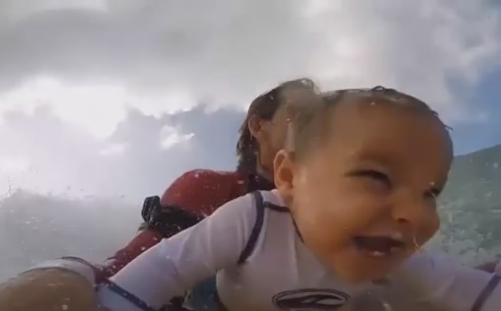 A 9 mesi sulla tavola da surf insieme al padre – Video