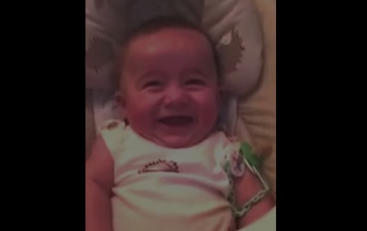 Il bambino che ride come i cattivi dei film – Video